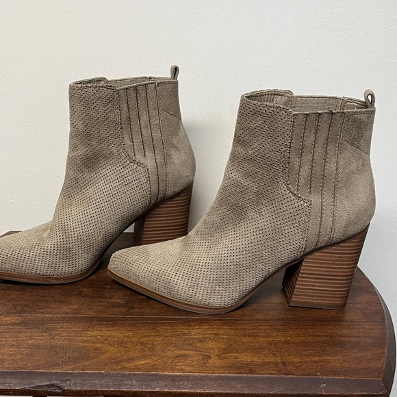 Boots, suede indigo rd. Size 8M. Tread great, no stains or bad spots. Pull on. - Picture 4 of 10